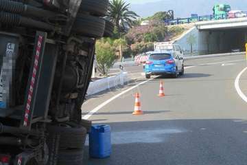 Un camión vuelca en el acceso a Telde desde la GC-1/TA.